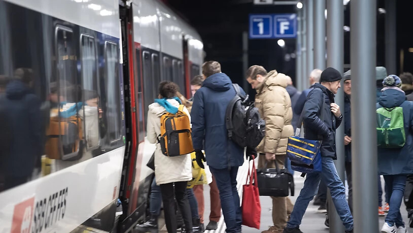 Passagiere steigen am Bahnhof Bellinzona in einen Zug. (Archivbild)