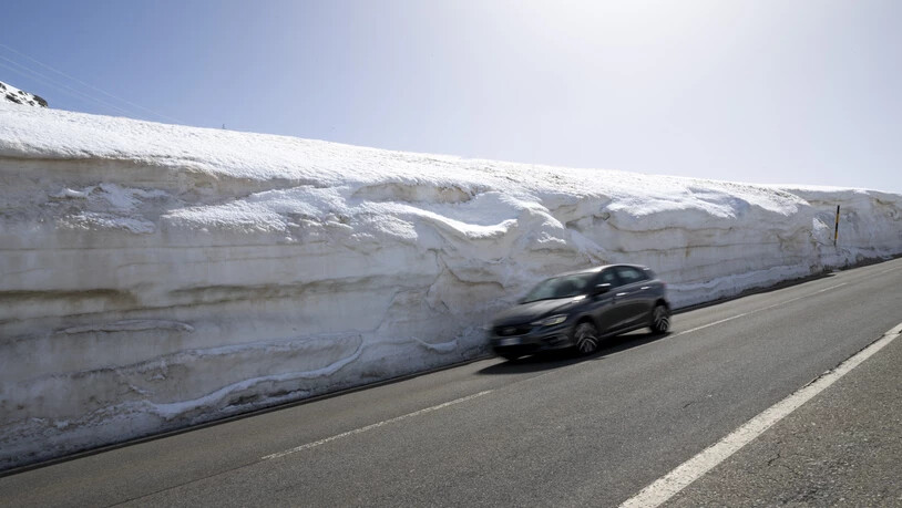 Doppelt so hoch wie das Auto: Die Schneemauer am Strassenrand auf dem Berninapass.