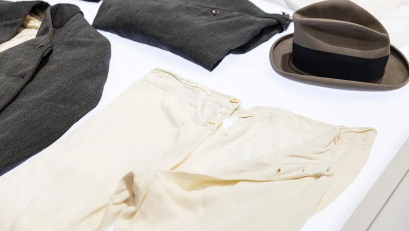 Der Sammlungsleiter Eduard Hoffmann-Krayer schmuggelte seinen ausgetragenen Anzug, Hut und die lange Unterhose in die Sammlung Europa des Museums der Kulturen Basel.