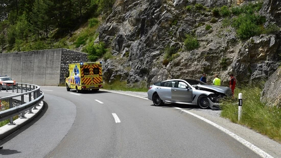 Kollision mit Felswand: In Schmitten ist ein Auto auf der Fahrt in Richtung Davos mit einer Felswand zusammengestossen. Die Rettungskräfte fanden den Fahrer leblos vor.