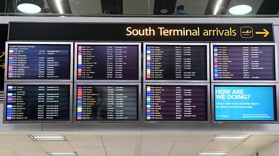 An britischen Flughäfen sollen Passagiere künftig Behälter mit mehr als 100 Millilitern Flüssigkeit ins Handgepäck nehmen dürfen - die Regierung gibt einigen Airports für die Umstellung nun aber mehr Zeit. (Archivbild)