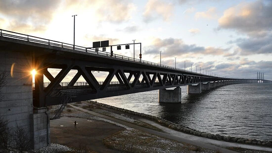 Drei Städte im Süden Schwedens haben an fünf Tagen in Folge Durchschnittstemperaturen von über zehn Grad Celsius verzeichnet. Im Bild: Die Öresund-Brücke in Malmö. (Archivbild)