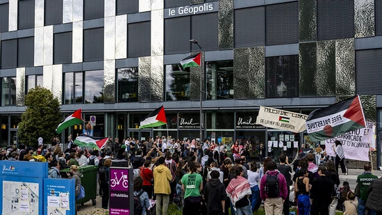 Rund 400 Menschen versammelten sich vor dem Géopolis-Gebäude der Universität Lausanne.