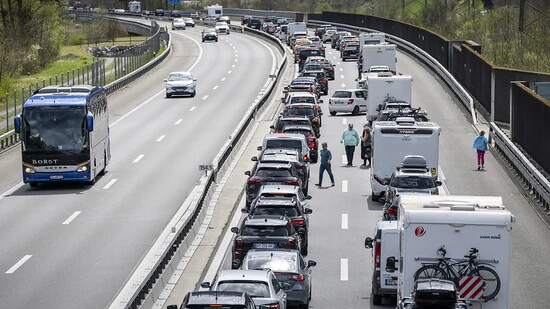 Die Autobahn A2 im Kanton Uri ist bereits an den Ostertagen überlastet gewesen. (Archivaufnahme)