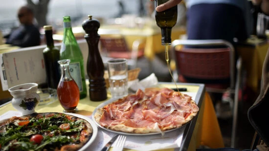 Speisen werden gesünder mit Olivenöl. Es soll auch vor dem Tod durch Demenz schützen, fanden Forscher heraus. (Symbolbild)