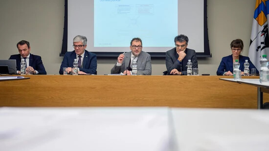 Die Bündner Regierung informiert: Martin Bühler, Jon Domenic Parolini, Peter Peyer, Marcus Caduff und Carmelia Maissen (von links) blicken auf die Jahre 2025 bis 2028.