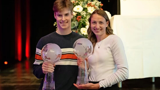 Siegerlächeln: Tennisspieler Roman Glarner und Leichtathletin Liana Trümpi sind die neuen Glarner Juniorensportler des Jahres.