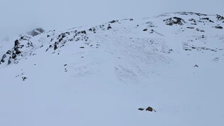 Unfallort: Zwei Skitourengänger fuhren über den südwestlich exponierten Hang des Gorihorns bei Davos, als sich eine Lawine löste und einen der beiden verschüttete.