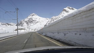 Auf dem Berninapass: Hier liegt noch viel Schnee, während das Thermometer in den Tälern Graubündens auf über 25 Grad steigt.