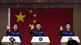 Die drei Astronauten Li Guangsu, Ye Guangfu and Li Cong (v.l.n.r.) werden an Bord des Raumschiffs "Shenzhou 18" ins All starten.