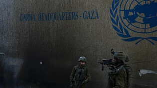 ARCHIV - Dieses Foto wurde unter Aufsicht der israelischen Verteidigungskräfte aufgenommen und von der Militärzensur geprüft: Israelische Soldaten gehen in Stellung, als sie das UNRWA-Hauptquartier betreten, wo das Militär Tunnel unter dem Hauptquartier…