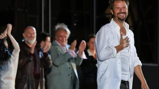 ARCHIV - Der österreichische Schauspieler Philipp Hochmair in der Rolle des Jedermann freut sich nach seiner ersten Aufführung im Rahmen der Salzburger Festspiele über den Schlussapplaus. Foto: Barbara Gindl/APA/dpa
