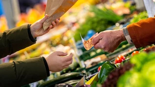 Für Nahrungsmittel zahlten die Menschen in Deutschland im April 0,5 Prozent mehr als ein Jahr zuvor. (Archivbild)