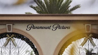 Von Paramount kamen fesselnde Blockbuster wie "Der Pate" - jetzt sorgt der Hollywood-Konzern mit einem Verkaufs-Krimi selbst für Drama. Am Montag wurde der langjährige Chef Bob Bakish inmitten von Verkaufsverhandlungen durch ein Manager-Trio ersetzt. …