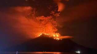 HANDOUT - Der 725 Meter hohe Feuerberg Ruang im Sangihe-Archipel nördlich der Insel Sulawesi hat eine 2000 Meter hohe Säule aus Asche, Rauch und Gestein in den Himmel geschleudert, wie die nationale Agentur für Geologie berichtet. Foto: Uncredited/BPBD…