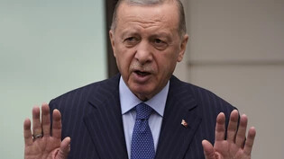 Recep Tayyip Erdogan, Präsident der Türkei, spricht während einer Pressekonferenz nach dem Freitagsmittaggebet. Foto: Khalil Hamra/AP/dpa