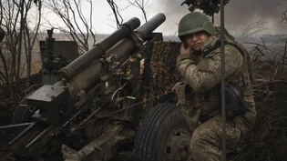 ARCHIV - Ukrainische Soldaten der 71. Jägerbrigade feuern eine Haubitze M101 auf russische Stellungen an der Frontlinie ab. Foto: Efrem Lukatsky/AP/dpa