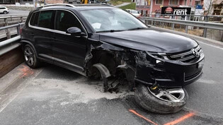 Verkehrsunfall in Samnaun: Eine Autofahrerin prallte in ein Brückengeländer. 
