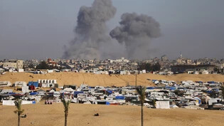 Nach einem israelischen Luftangriff östlich von Rafah im Gazastreifen steigt Rauch auf. Foto: Ismael Abu Dayyah/AP/dpa