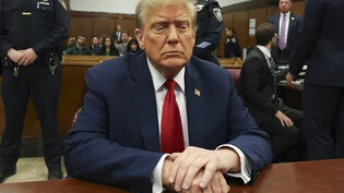 ARCHIV - Der ehemalige Präsident Donald Trump sitzt im Gericht in Manhattan. Der Strafprozess gegen Trump in Zusammenhang mit Schweigegeldzahlungen an einen Pornostar wurde fortgesetzt. Foto: Brendan McDermid/Pool Reuters/dpa