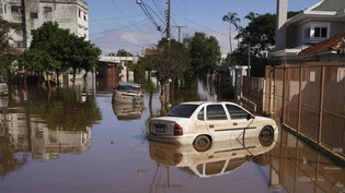 dpatopbilder - Autos stehen nach heftigem Regen in Canoas im brasilianischen Bundesstaat Rio Grande do Sul auf einer überfluteten Straße. Foto: Carlos Macedo/AP/dpa