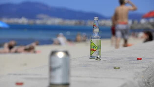Leere Flaschen und Dosen sind am Strand Arenal zu sehen. Foto: Clara Margais/dpa