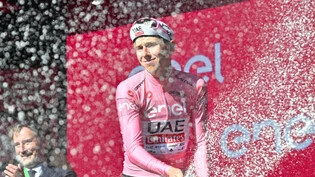 Mit einem Champagner-Regen feiert Tadej Pogacar seinen zweiten Etappensieg am Giro d'Italia