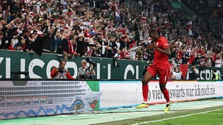 Stuttgarts Goalgetter Serhau Guirassy zelebriert seinen Siegtreffer in Augsburg