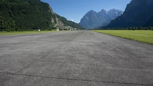 Die Gemeinde Glarus Nord gibt dem Flugplatzbetreiber eine halbe Million Franken als Darlehen, um Entwässerungsmassnahmen entlang der Rollpiste zu finanzieren.