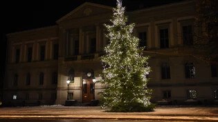 Er leuchtet auch dieses Jahr: Die Gemeinde Glarus will trotz Energiemangellage mit Christbäumen und Laternen Weihnachtsstimmung verbreiten.