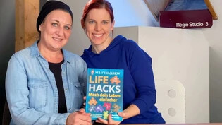 Immer einen Trick parat: Bettina Tuor (links) und Nadia Holdener wollen als «Die Lifehackerin» für ein einfacheres Leben sorgen.