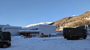 Die Turnhalle beim Bünda-Schulhaus wurde bereits von Davos Nordic genutzt, nun ist das Amt für Militär und Zivilschutz dort zugange.  