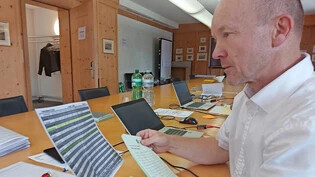 Landschreiber Michael Straub beim Test der elektronischen Auswertung im Rathaus. 