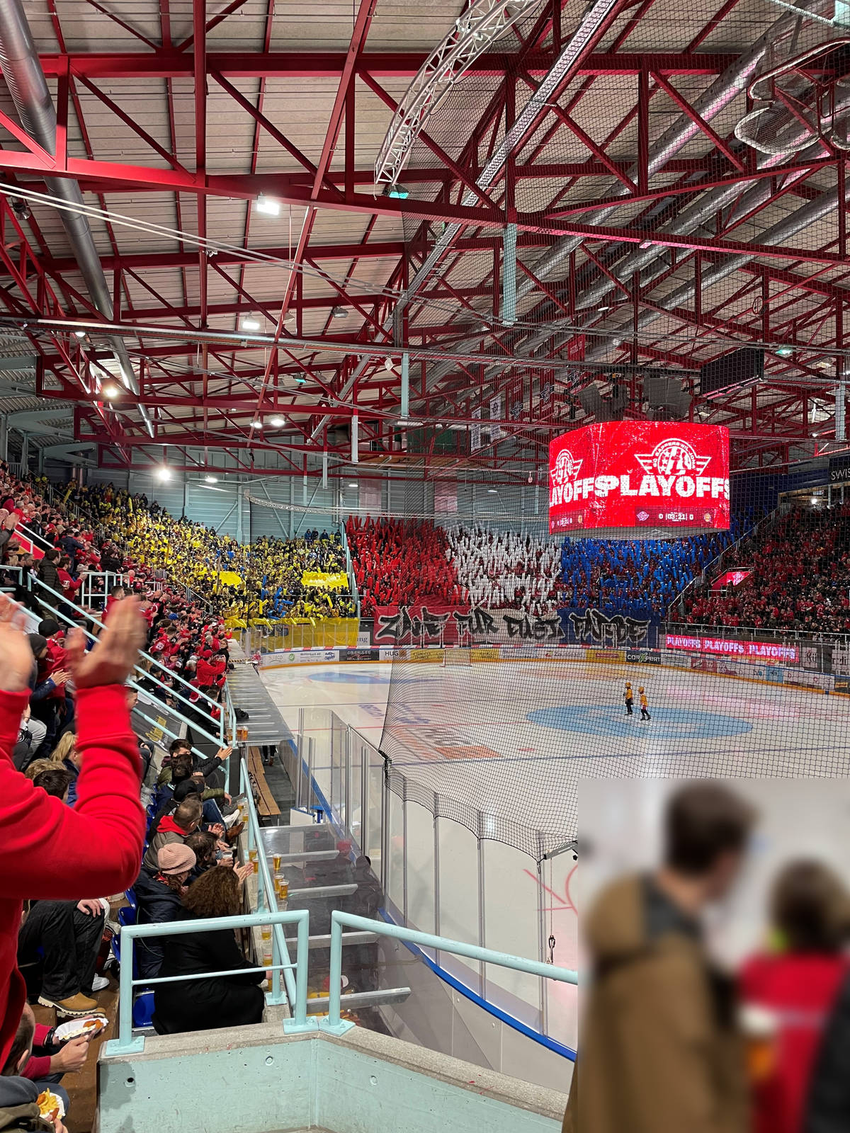 Ein Zuschauer hat in der Eishalle in Rapperswil-Jona das Gleichgewicht verloren und ist über diese Brüstung im Zuschauerbereich in die Tiefe gestürzt.