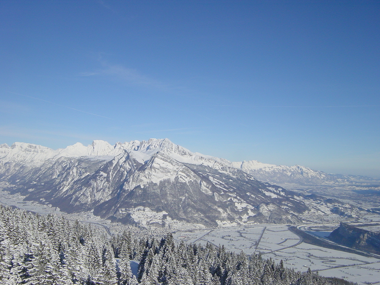 Aussicht ins Tal: Dieser Winterwanderweg führt in einem stetigen, regelmässigen Aufstieg von Pardiel via Obersäss, Schwamm Lift und Wissi Stei nach Laufböden.