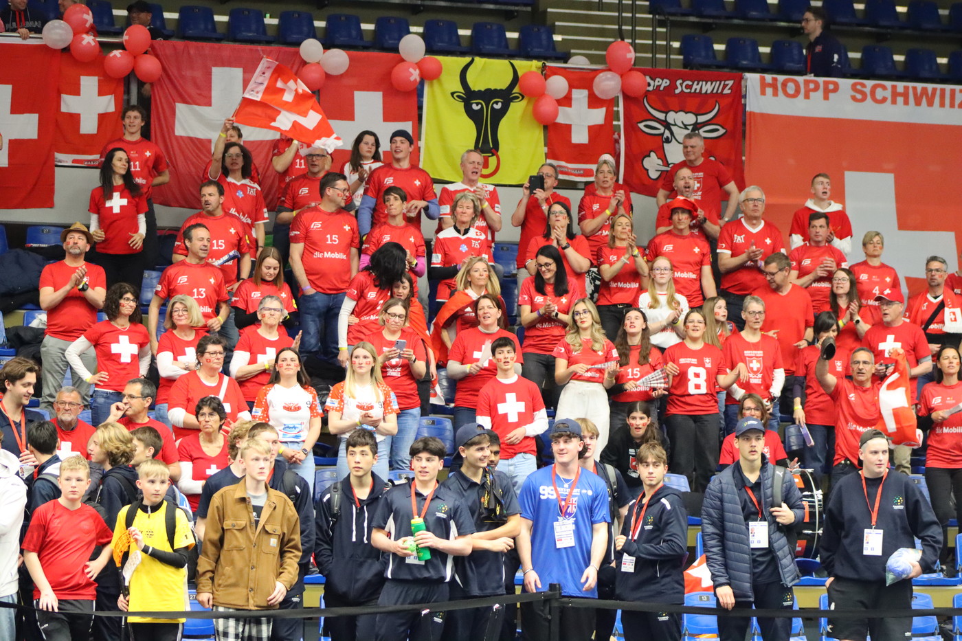 Rotes Meer: Eine grosse Schar an Fans unterstützte das Schweizer Team in Dänemark. 