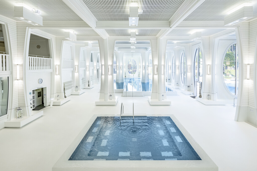Thermalbad: Auf 7300 Quadratmeter findet ihr sechs Innen- und ein Aussenbecken mit unterschiedlichen Temperaturen und Sprudeleinrichtungen.