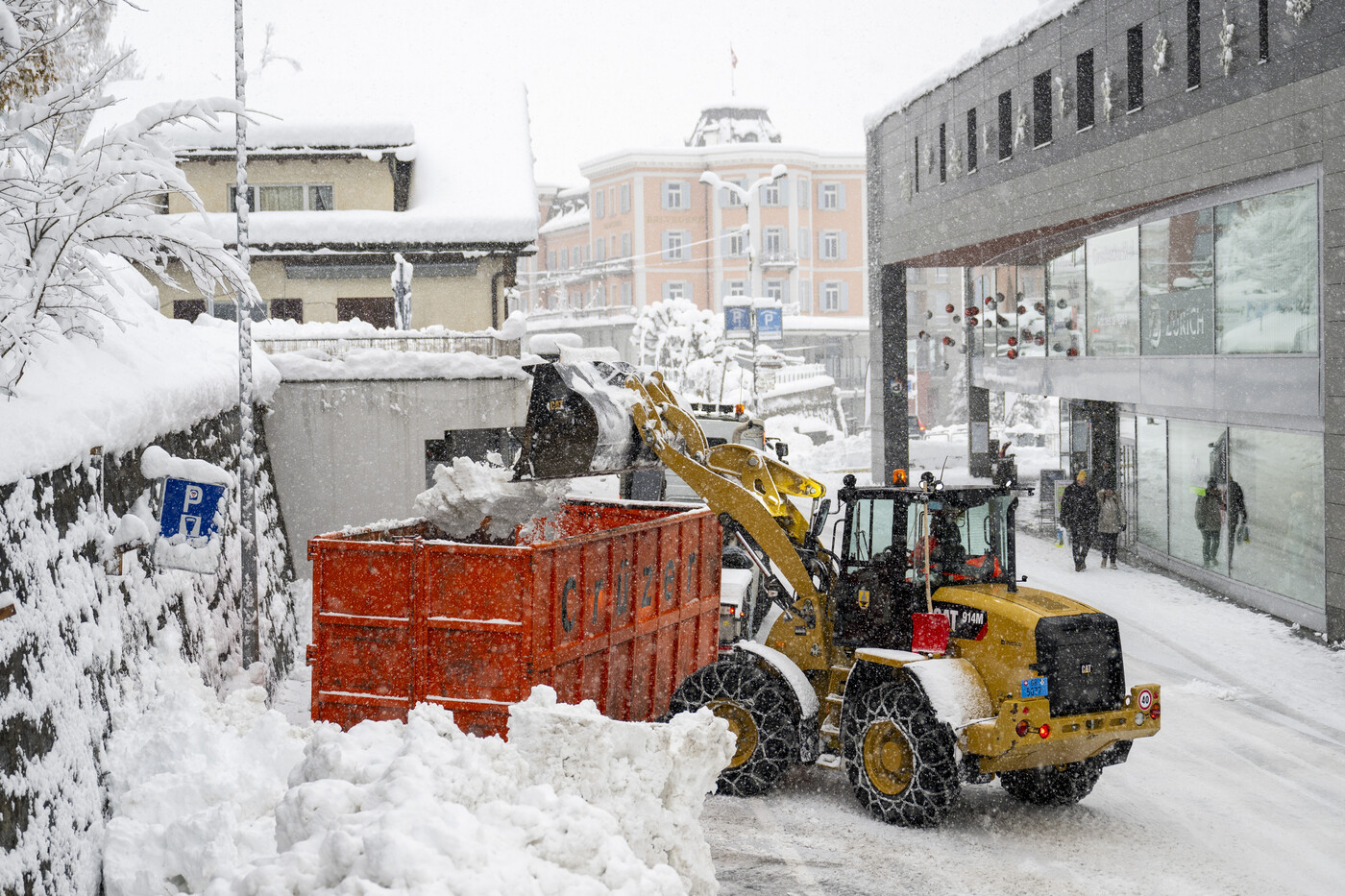 Wintereinbruch in Scuol: Der Schnee wird am Samstag in einen Container verladen.