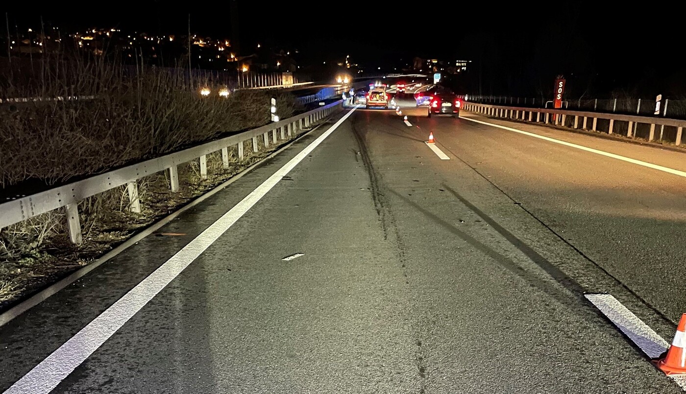 Bremsspuren: Auf der Autobahn A13 kam es zu einem Auffahrunfall auf der Überholspur.