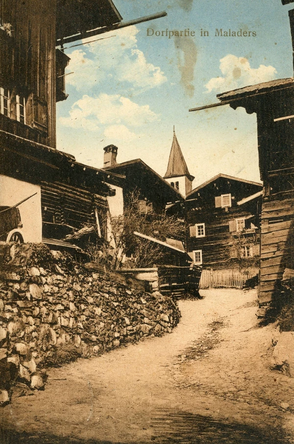 Maladers mit dem Turm der reformierten Kirche. Ansichtskarte aus dem Verlag Alois Mettler-Buob, 1910–1920 