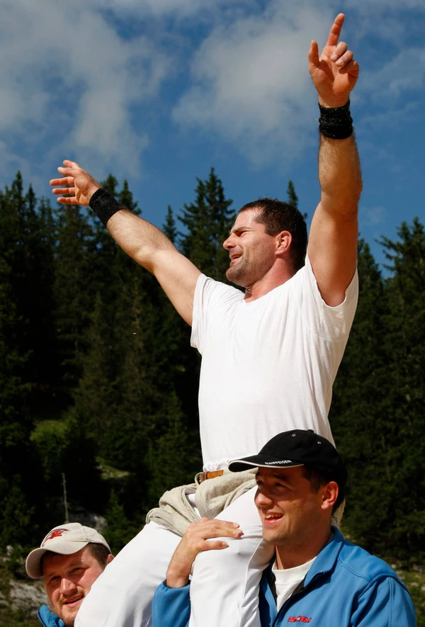 Auf den Schultern: Stefan Fausch bejubelt seinen Sieg beim Bündner-Glarner 2008.