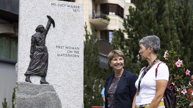 Bundesrätin Viola Amherd (l.) mit SAC-Präsidentin Françoise Jaquet kurz nach der Enthüllung der Skulptur zu Ehren von Lucy Walker.