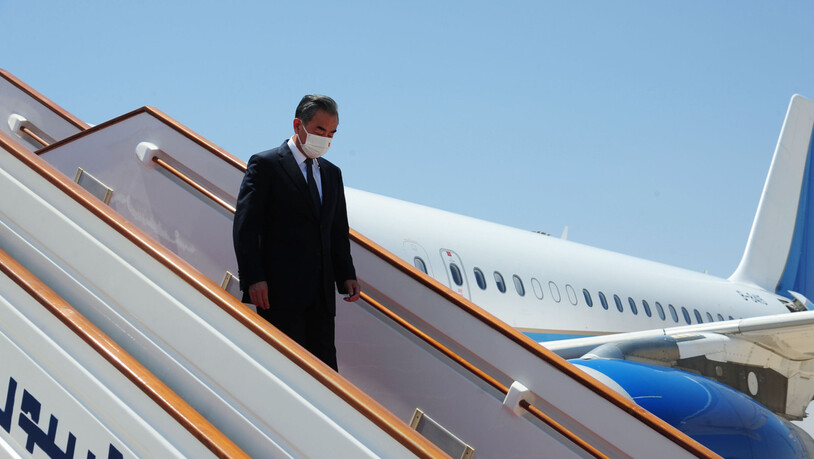ARCHIV - Wang Yi, Außenminister von China, steigt nach seiner Landung in Syrien im Juli dieses Jahres am Flughafen aus dem Flugzeug. Yi macht die USA in einem Telefonat mit dem US-Außenminister Antony Blinken für die Lage in Afghanistan mitverantwortlich…