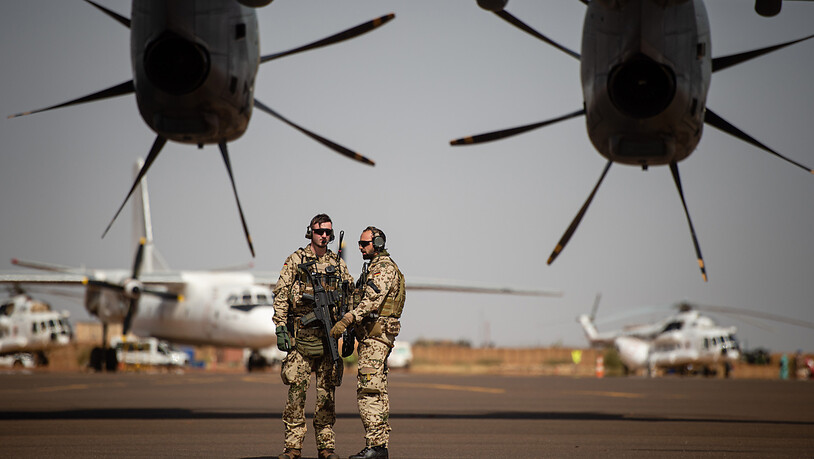 ARCHIV - Deutsche Soldaten stehen am Flughafen in Gao und sichern ein Transportflugzeug. Foto: Arne Immanuel Bänsch/dpa