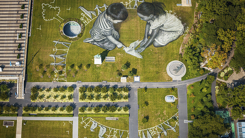 Das 11’000 Quadratmeter grosse umweltfreundliche Fresko des Künstlers Saype, am Uno-Sitz in New York, aus der Luft gesehen.