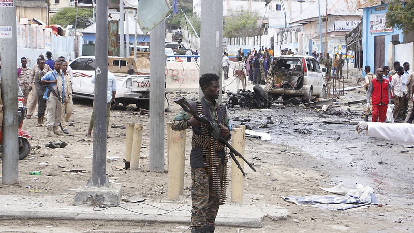 Ein somalischer Soldat steht mit einem Gewehr auf der Straße und sichert das Gebiet nach einem Selbstmordattentat. Bei einem Selbstmordattentat sind in der Hauptstadt des ostafrikanischen Krisenstaates Somalia mindestens 15 Menschen getötet worden,…