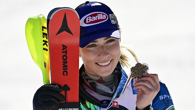 Die Amerikanerin strahlt wieder - im Bild mit der Bronzemedaille vom WM-Slalom 2021 in Cortina d'Ampezzo