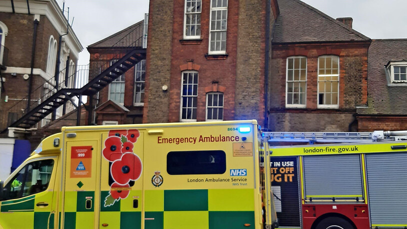 HANDOUT - Das Foto aus dem Twitter-Feed der Londoner Feuerwehr zeigt Einsatzkräfte vor der Rosemead Preparatory School in Dulwich, nachdem mehrere Kinder nach dem Einsturz einer Decke in der Schule ins Krankenhaus gebracht worden sind. Wie die Feuerwehr…
