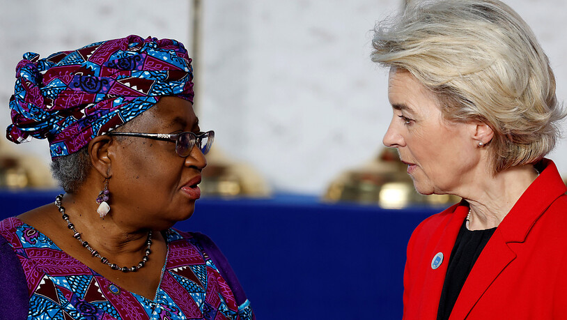 Wegen der Corona-Pandemie ist das WTO-Ministertreffen, das nächste Woche in Genf hätte beginnen sollen, abgesagt worden. Im Bild die neue WTO-Generalsekretärin, die Nigerianerin 
Ngozi Okonjo-Iweala (links), im Gespräch mit der EU-Kommissionspräsidentin…