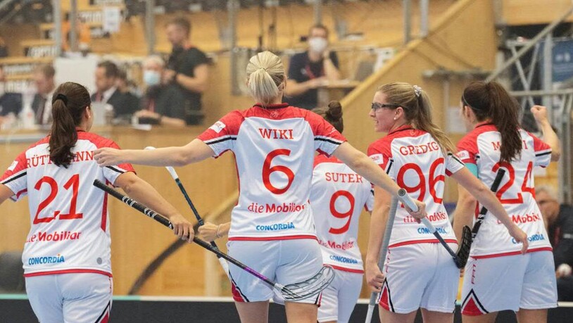Die Schweizer Unihockeyanerinnen schenken an der WM Lettland gleich 13 Tore ein